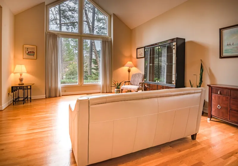 Woonkamer met grote ramen
