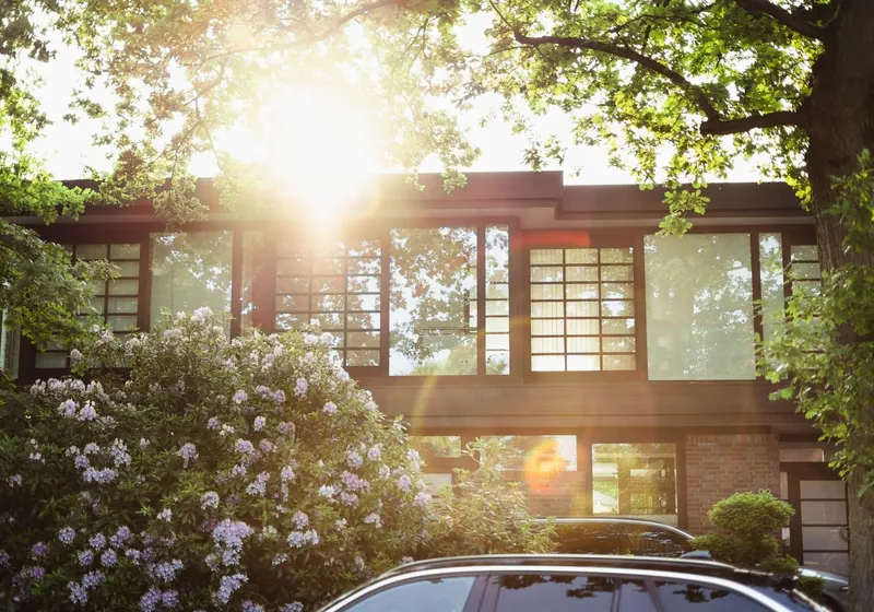 Zomers zonlicht op een Nederlandse woning