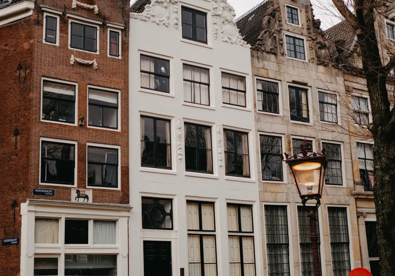 Nederlandse gevelrij met appartementen