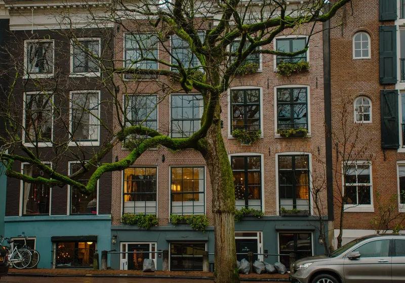 Nederlandse woningen aan een gracht