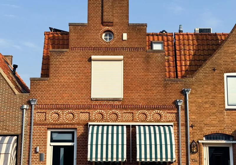 Traditionele bakstenen gevel