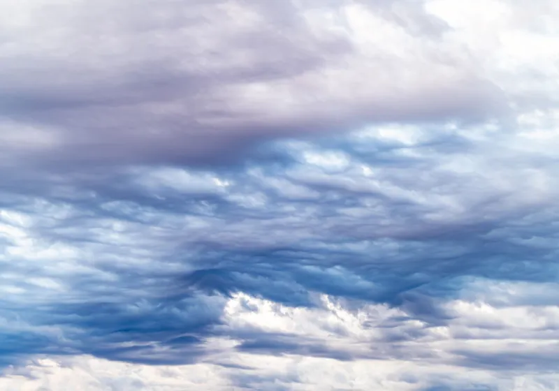 Dreigende wolkenlucht boven een woonwijk